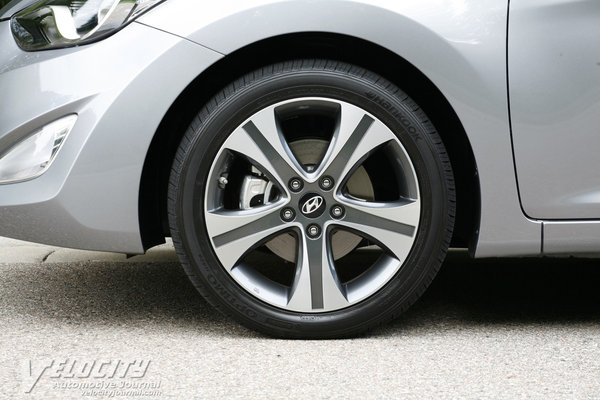 2013 Hyundai Elantra coupe Wheel