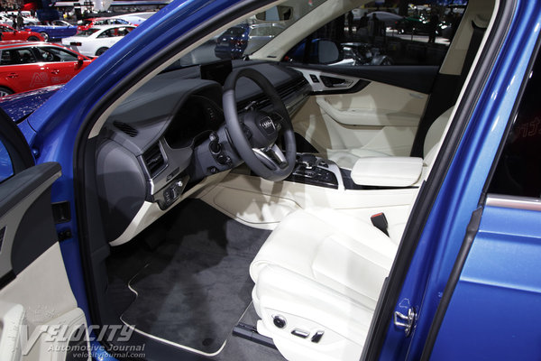 2016 Audi Q7 e-tron Interior