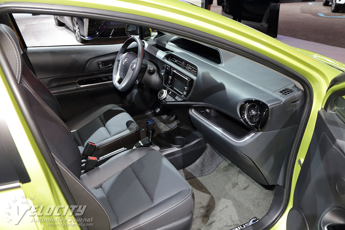 2016 Toyota Prius C Pictures