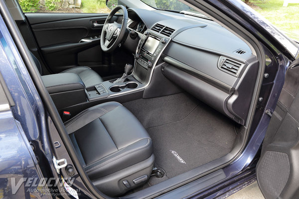 2016 Toyota Camry XLE Hybrid Interior