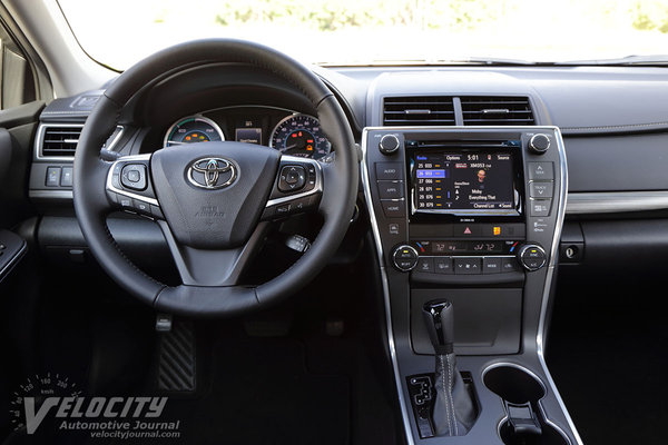 2016 Toyota Camry XLE Hybrid Instrumentation