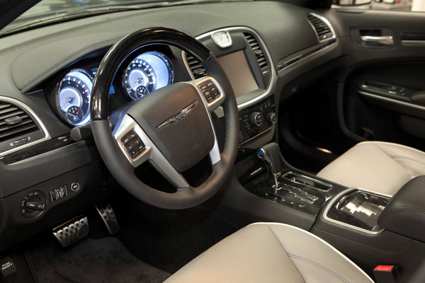 2012 Chrysler 300 Luxury Interior