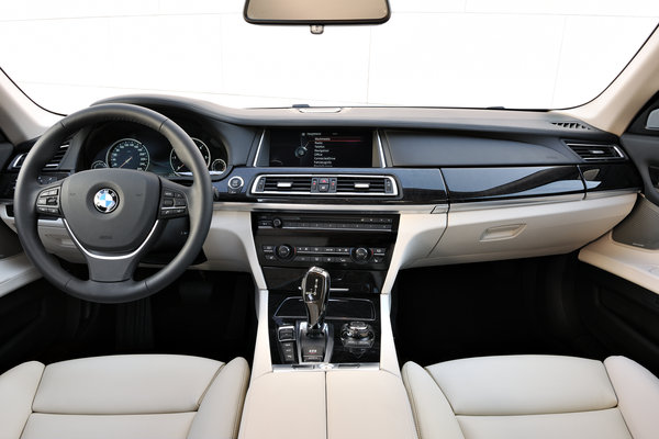 2013 BMW 7-Series Instrumentation