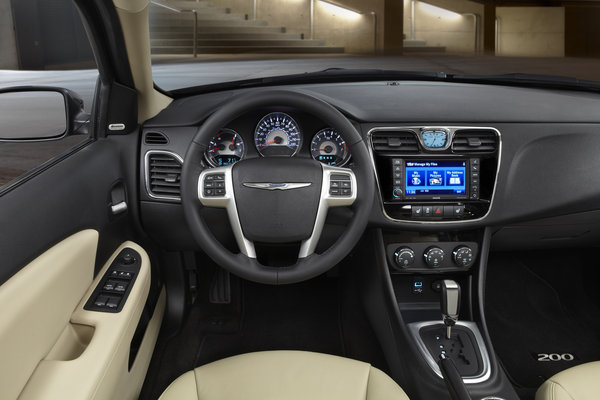 2013 Chrysler 200 Sedan Instrumentation