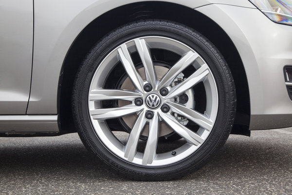 2015 Volkswagen Golf 5d Wheel