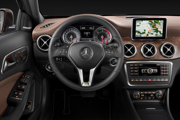 2015 Mercedes-Benz GLA-Class Instrumentation