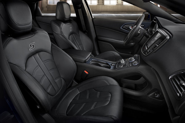 2015 Chrysler 200 S Interior