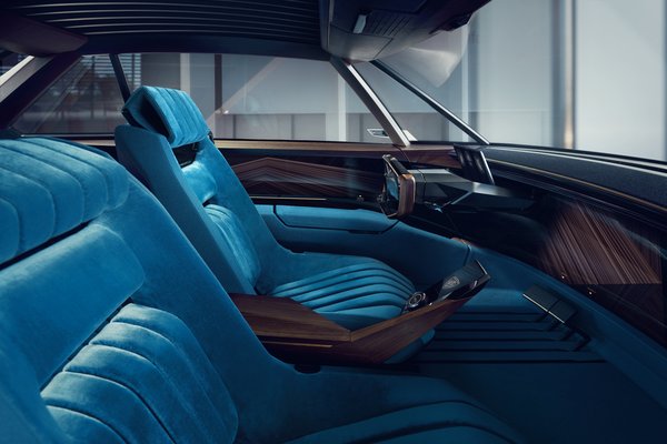 2018 Peugeot e-Legend Interior