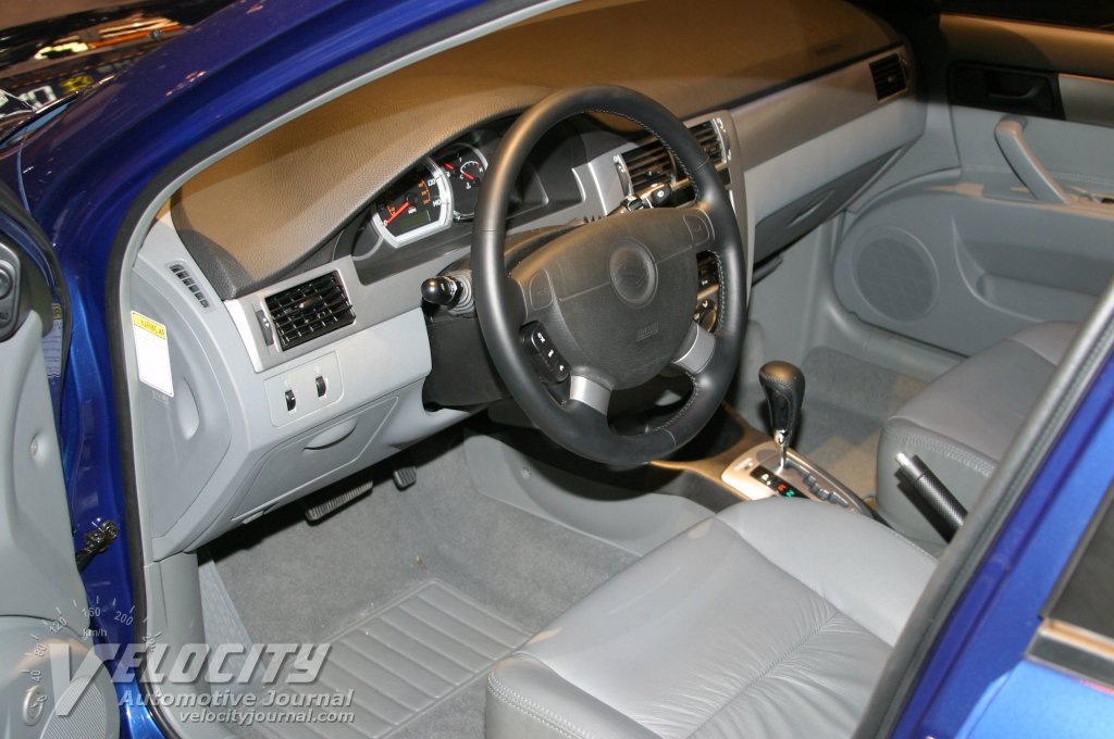 2004 Suzuki Forenza interior