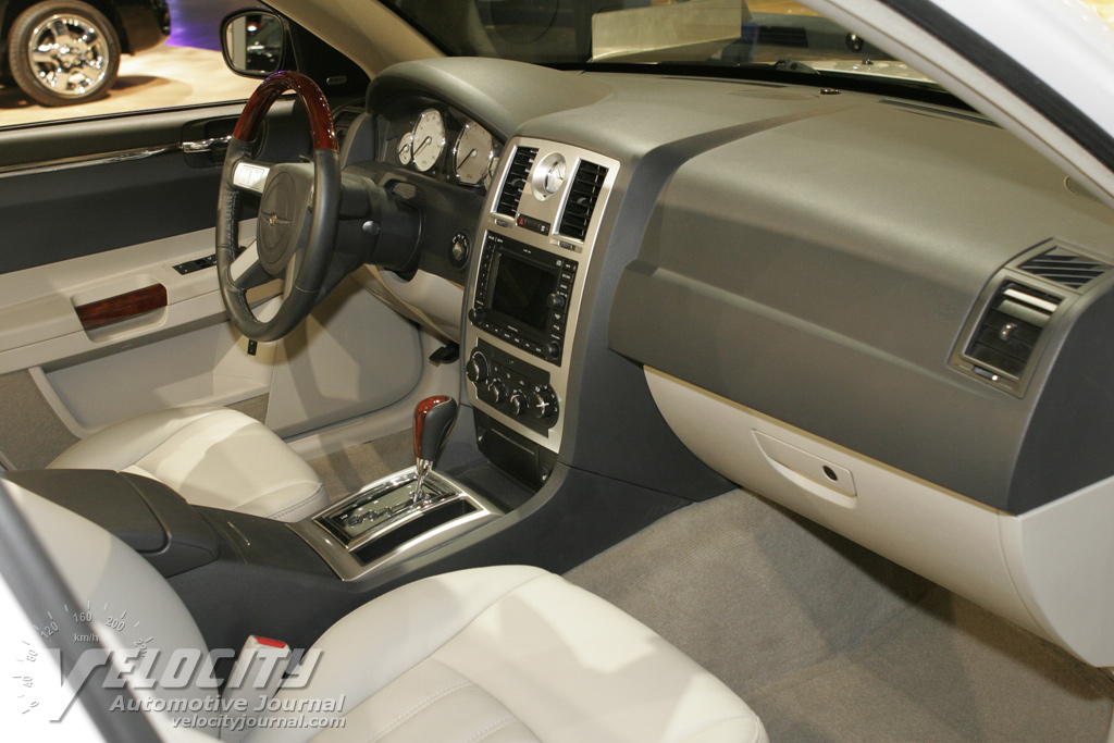 2007 Chrysler 300L Interior
