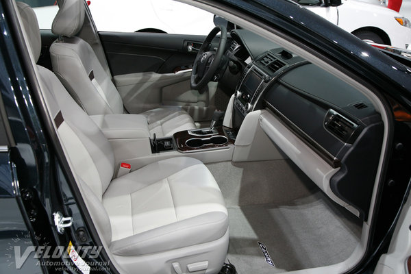 2013 Toyota Camry XLE Interior