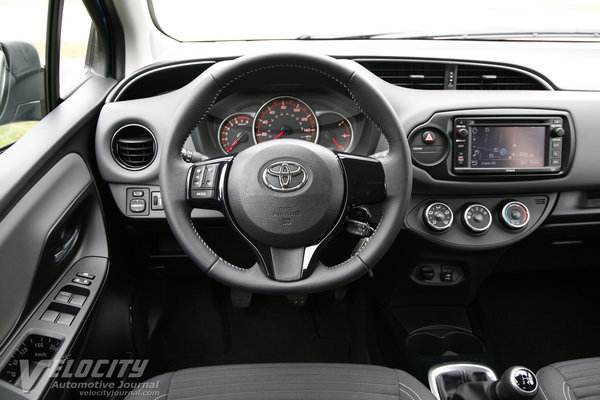 2015 Toyota Yaris SE 5d Liftback Instrumentation