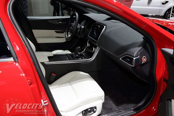 2020 Jaguar XE sedan Interior