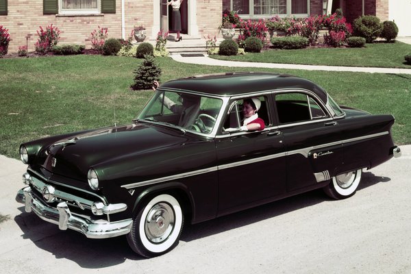 1954 Ford Crestline 4d sedan