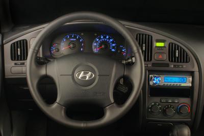 2004 Hyundai Elantra GT instrumentation
