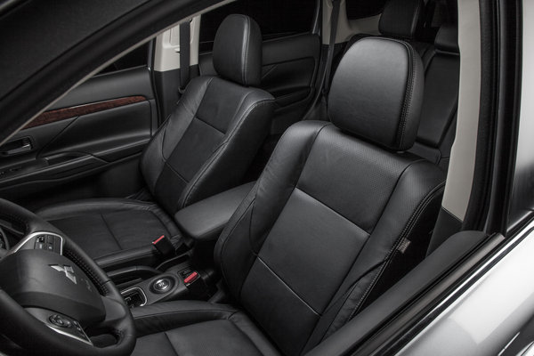 2014 Mitsubishi Outlander Interior