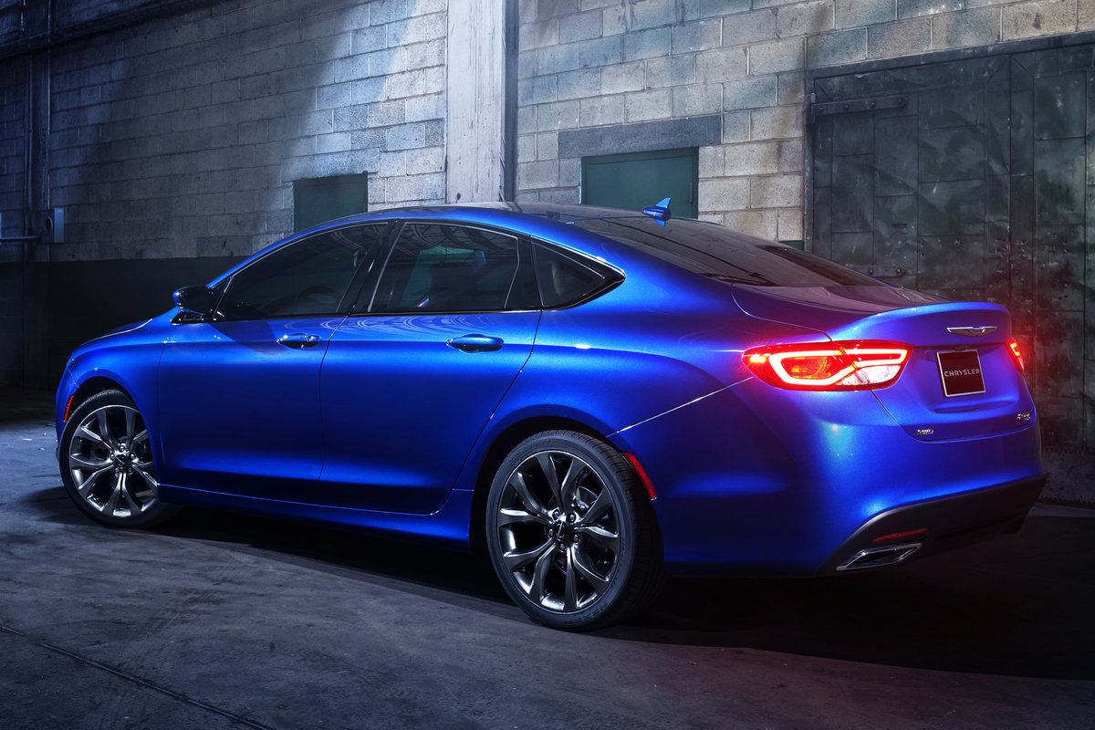 2017 Chrysler 200 pictures.