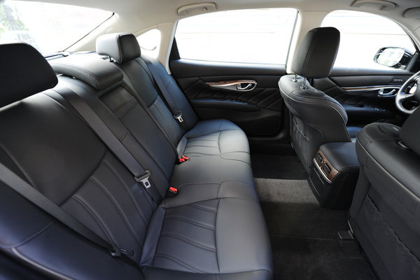 2015 Infiniti Q70 L Interior