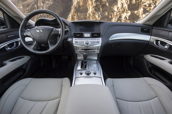 2016 Infiniti Q70 Interior