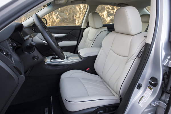 2016 Infiniti Q70 Interior