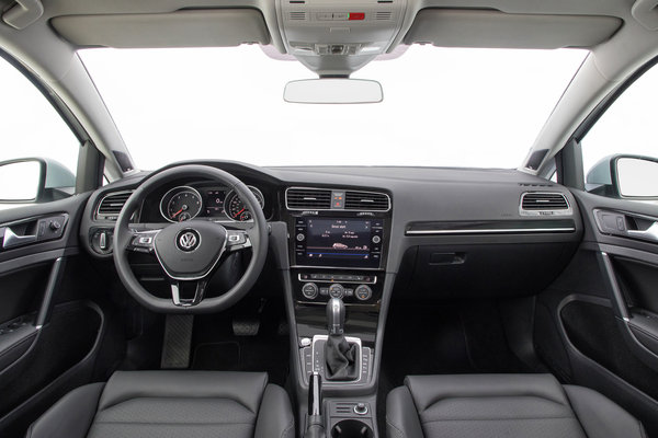 2018 Volkswagen Golf 5d Interior
