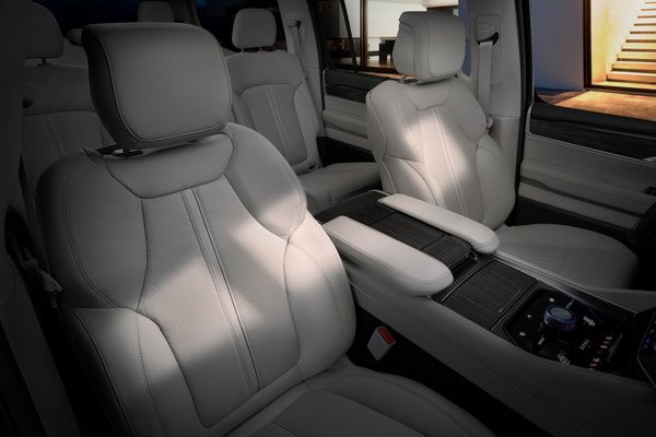 2022 Jeep Wagoneer Interior