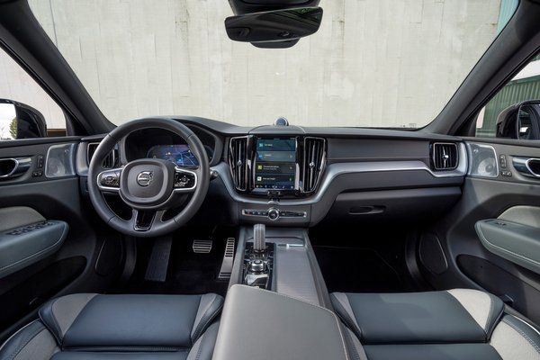 2022 Volvo XC60 Recharge T8 Interior