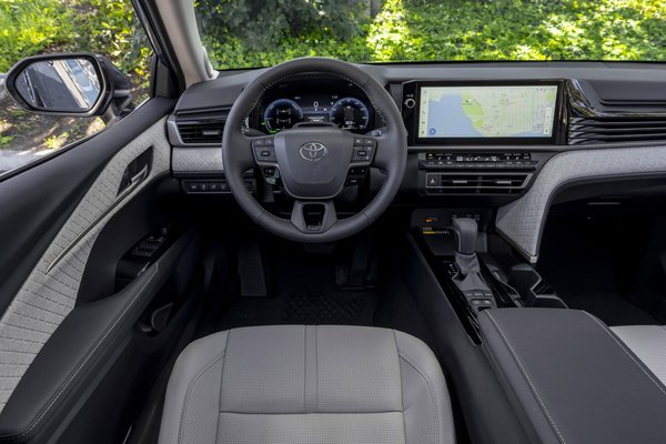 2025 Toyota Camry XLE Instrumentation